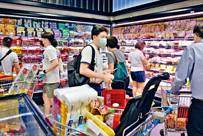 ■新加坡疫情升溫，超市出現民眾搶購潮。