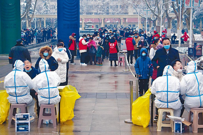 河南郑州市民排队进行核酸检测。
