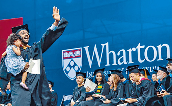 美國賓夕凡尼亞大學沃頓商學院的MBA學生畢業禮。　