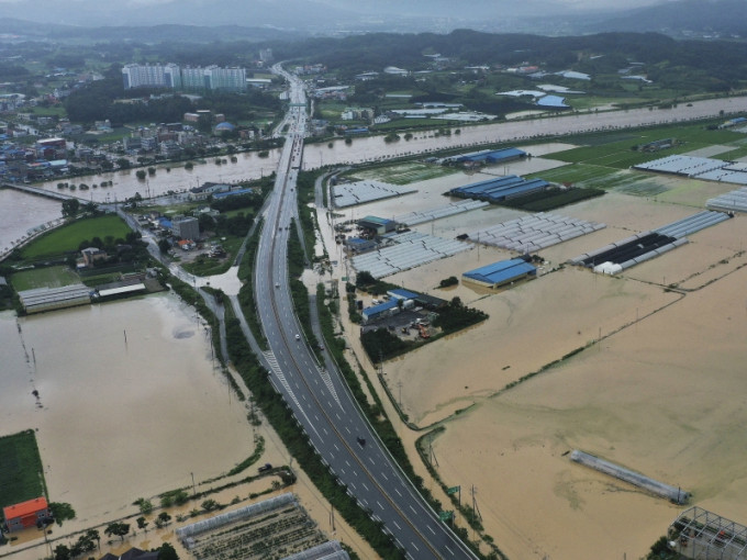 南韓中部暴雨成災致6死8失蹤。AP圖