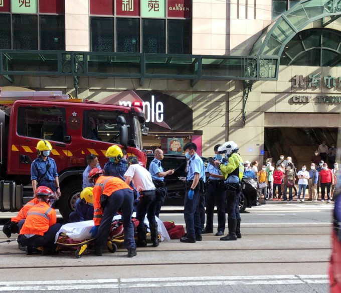 救護員為老婦急救。 香港突發事故報料區fb圖
