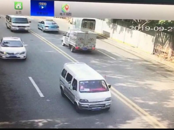 一輛小型貨車長時間佔據快車道不避讓。 網圖