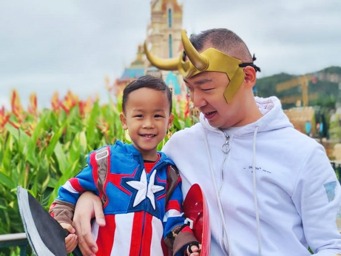 小铁汉与爸爸在迪士尼奇妙梦想城堡前合照。FB图片