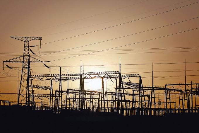 内地多个省份相继推出限电措施，部分工厂生产陷停顿。