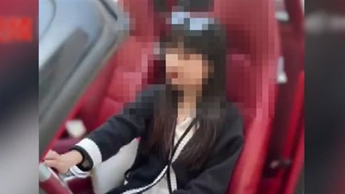 刘女事发当日驾驶别人的红色开篷跑车。互联网图片