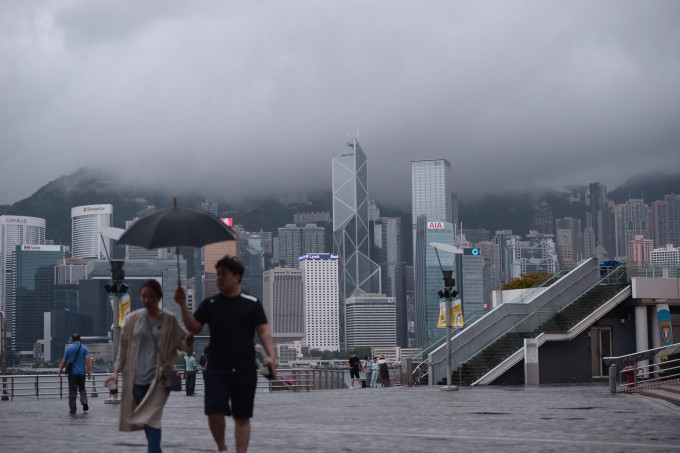 天文台預測本港地區今日大致多雲，有驟雨及狂風雷暴。