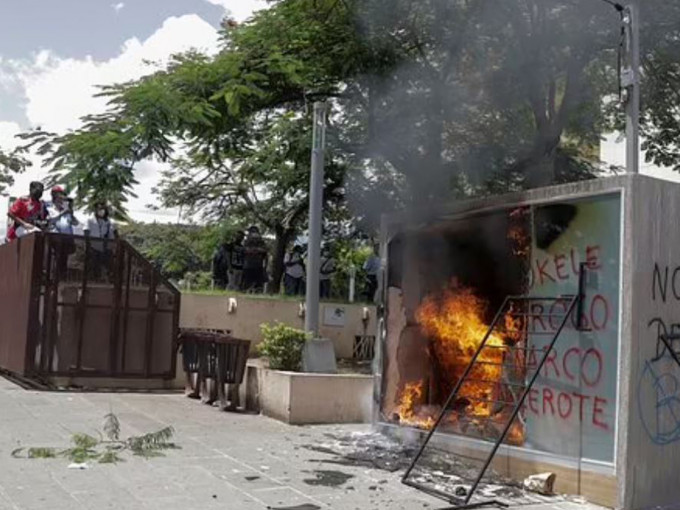 萨尔瓦多民众火烧Bitcoin提款机。AP图片