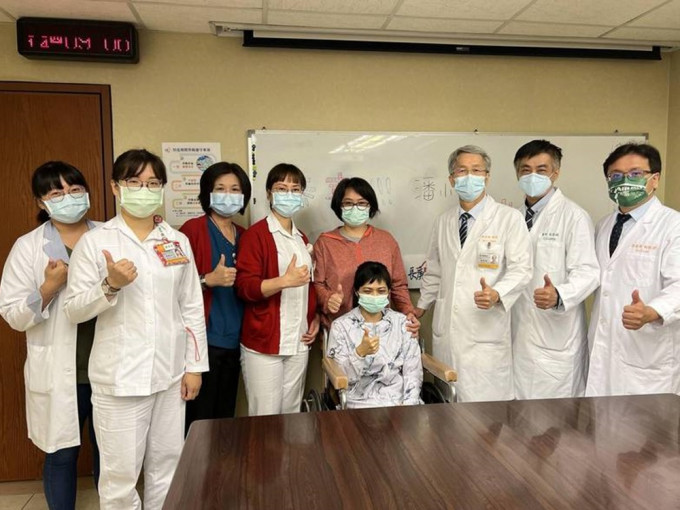 医疗团队欢送潘女出院。高雄长庚医院图片