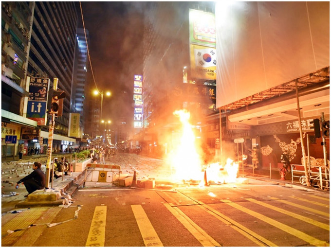 有示威者當晚於山東街交界縱火。資料圖片