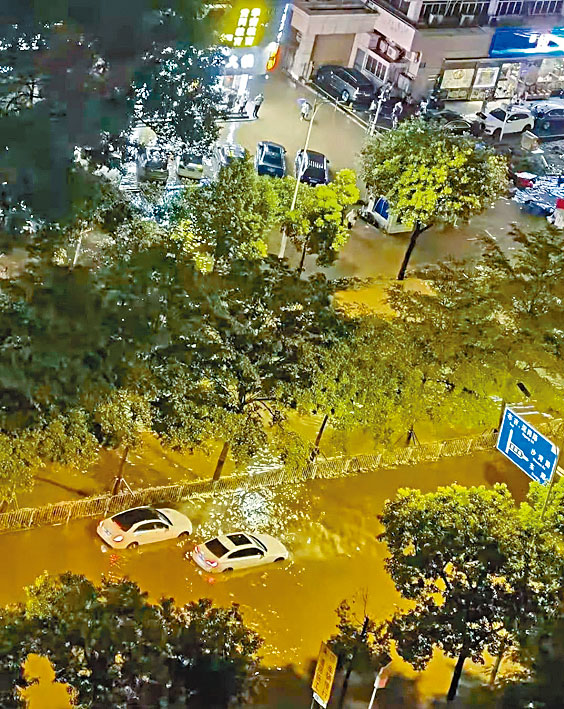 暴雨過後，深圳多處出現水浸。　