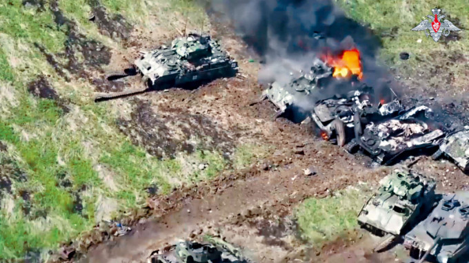 俄羅斯國防部上周六發布影片，聲稱拍到烏東部頓涅茨克被摧毀的烏軍戰車。
