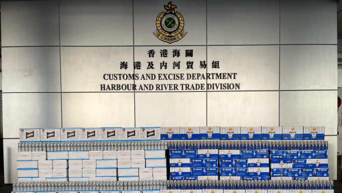 ​香港海關昨日（7日）在葵青貨櫃碼頭檢獲約51,480罐懷疑走私啤酒，估計市值約154萬元。海關提供