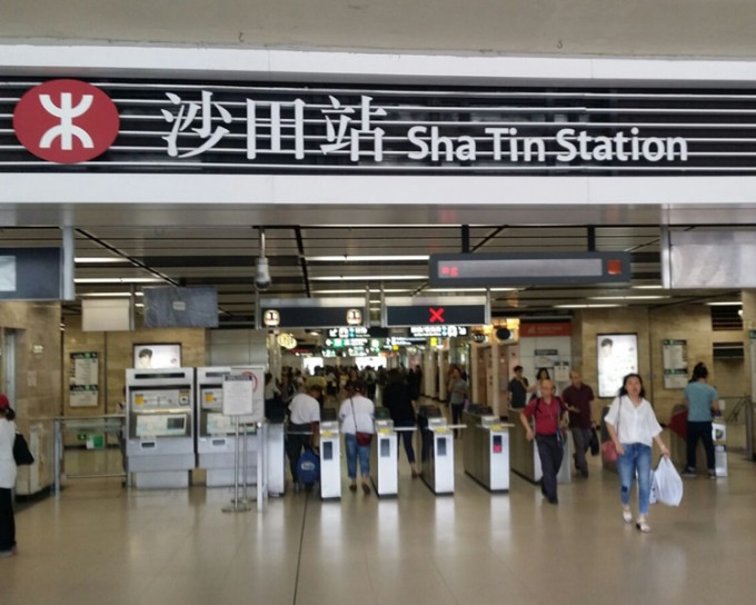 港铁沙田站列车故障，服务一度受阻。