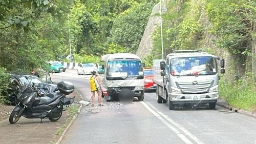 旅巴與私家車相撞，兩司機一度被困。網上圖片