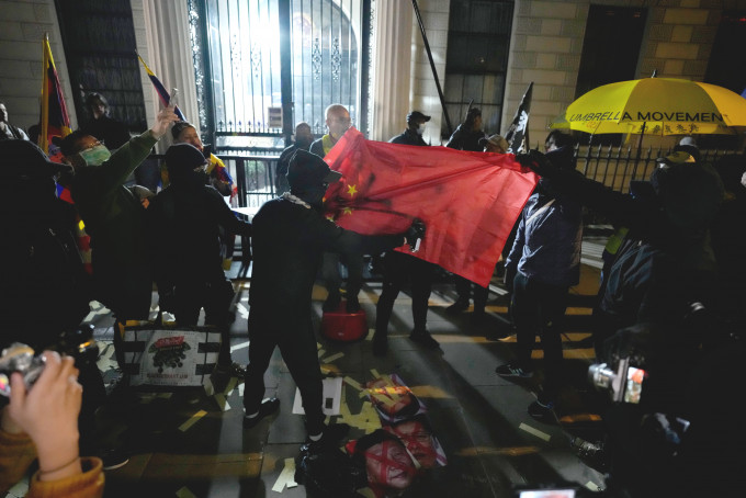 有示威者於國慶日當天在英國破壞公物及中國國旗。AP