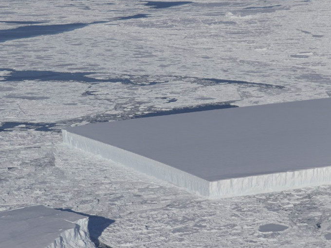 NASA意外拍攝到一塊彷如人工切割的正方形冰山。網上圖片