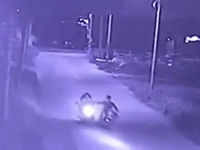 廣東普寧一名女子上周四駕駛電單車時，遭另一名男鐵騎尾隨搶劫。（網圖）