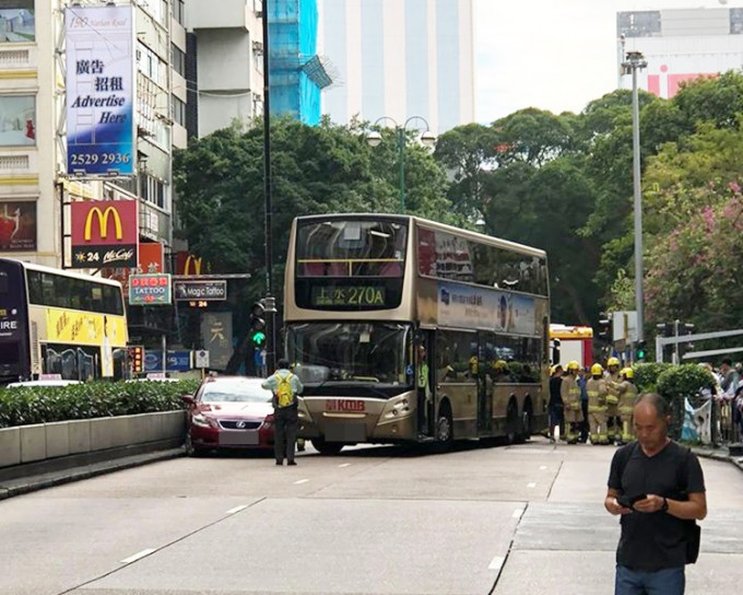 彌敦道巴士撞私家車。小心駕駛圖片