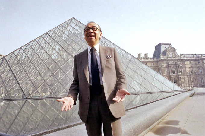 貝聿銘與其得意之作羅浮宮玻璃金字塔。AP