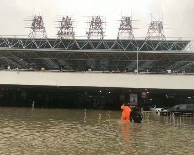 珠海市金灣區珠海機場一樓大廳嚴重水浸。網圖