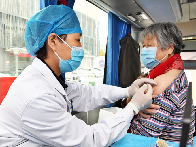 內地新冠疫苗累計接種劑次已超過一億。新華社圖片