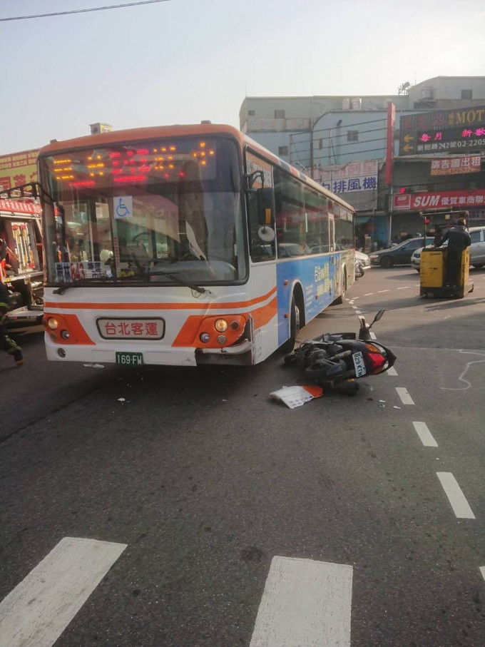 巴士与电单车相撞。（网图）