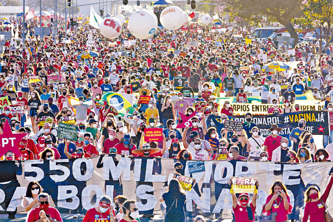 ■在巴西首都巴西利亚，上周六有大批民众参与反总统示威。