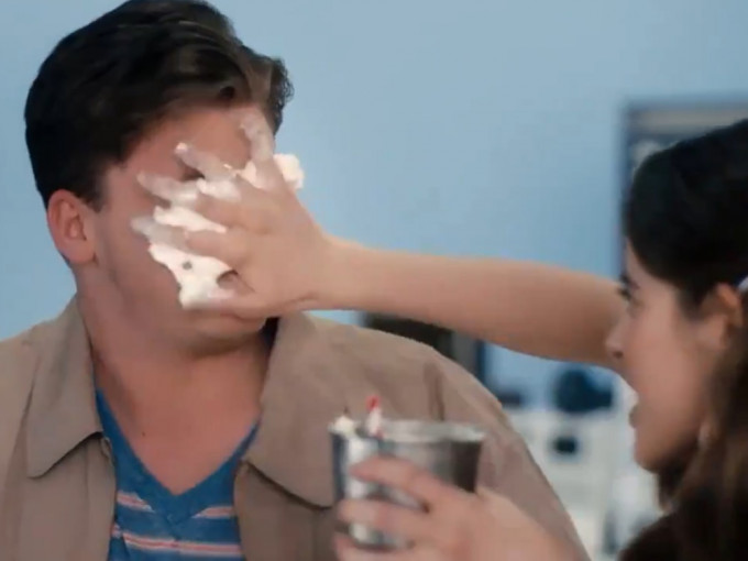 片中女子在未得到男朋友同意下，把杯子中的奶昔涂在男朋友的脸上，令男朋友十分尴尬。影片截图