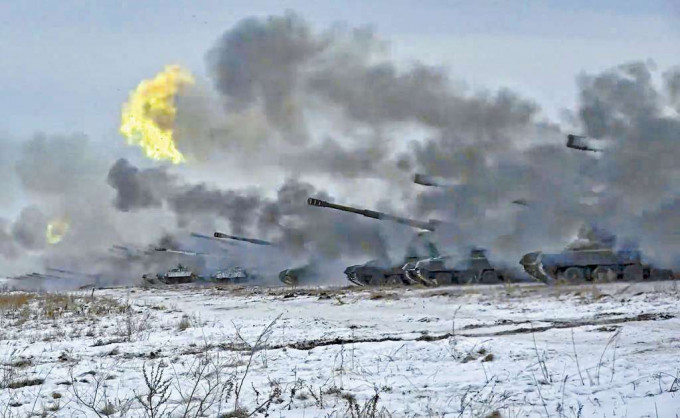 ■俄罗斯军队周四在奥伦堡州演习期间，发射自走榴弹炮弹。