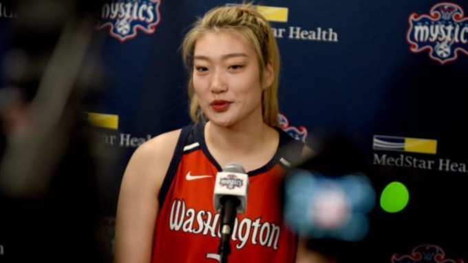 李夢加盟美國女子職業籃球聯賽華盛頓神秘人隊後首見傳媒。中新社