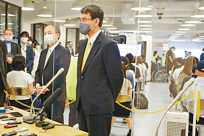 日本疫苗推動大臣河野太郎（右）周二參觀軟銀集團。