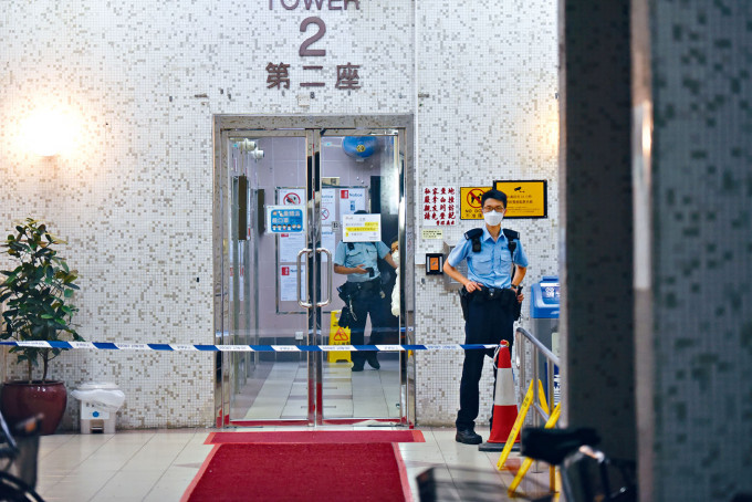 ■警方封鎖榮福中心調查雙屍命案。