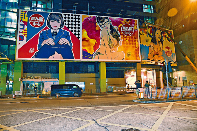 西九龍中心商場外，重新懸掛其中三幅林祥焜作品。