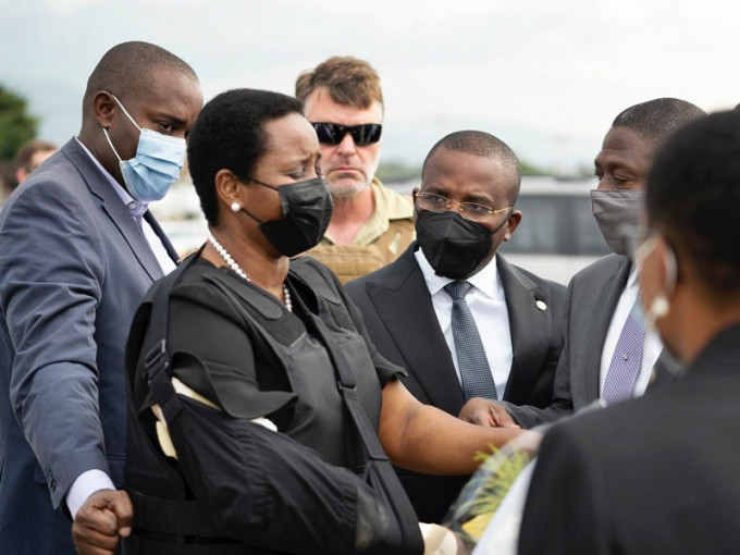 瑪蒂娜乘飛機抵達海地首都的機場，落機時身穿避彈衣。AP圖片