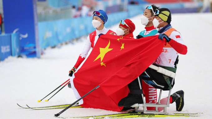 今日冬殘奧越野滑雪項目上，國家隊再添一面銀牌。央視