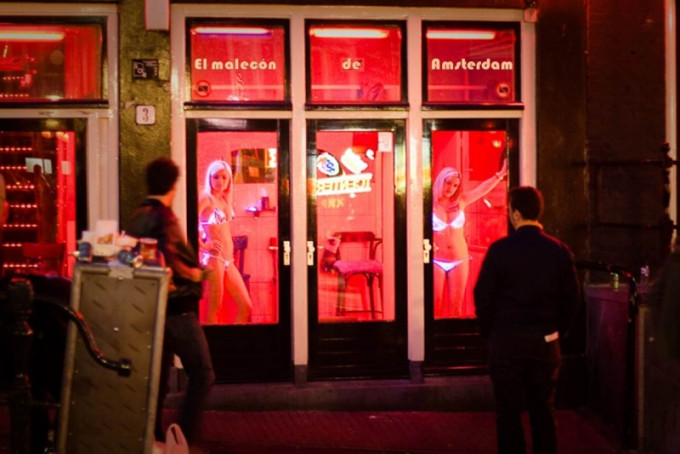阿姆斯特丹紅燈區明年禁旅行團，免櫥窗女郎遭騷擾。（網圖）