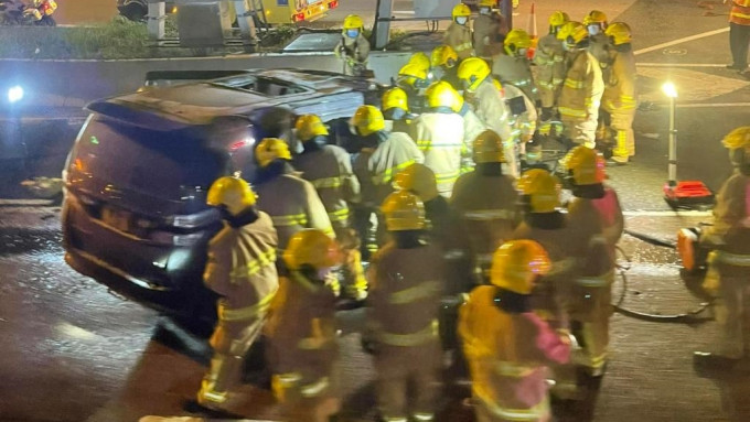 大批消防員救被困男司機。網圖