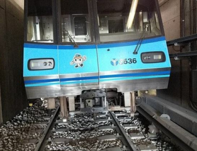 今日早上横滨市营地下铁列车出轨一度暂停营运，幸未有伤亡。（网图）