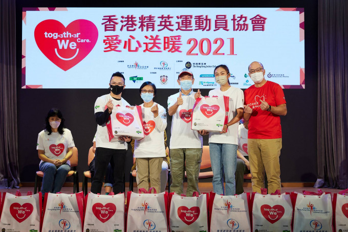 香港赛马会公司事务执行总监谭志源(右一)及精英运动员代表杨文蔚(右二)、刘知名(左一)致送福袋予长者代表。相片由公关提供