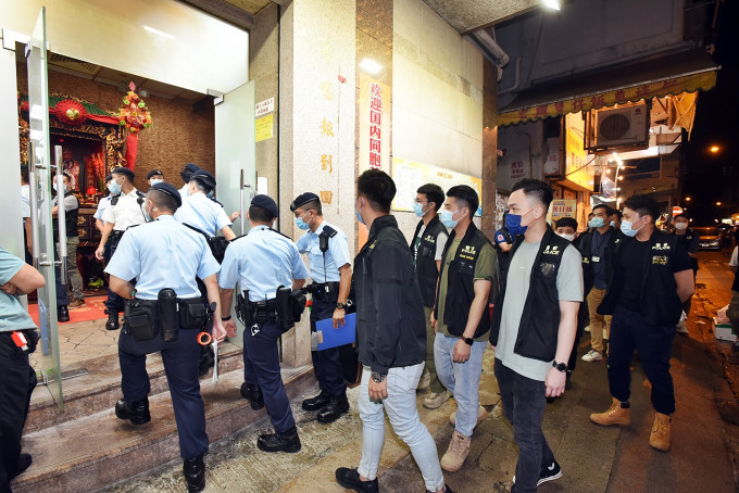 本港警方動員120警力，突擊巡查油麻地區內的娛樂場所。
