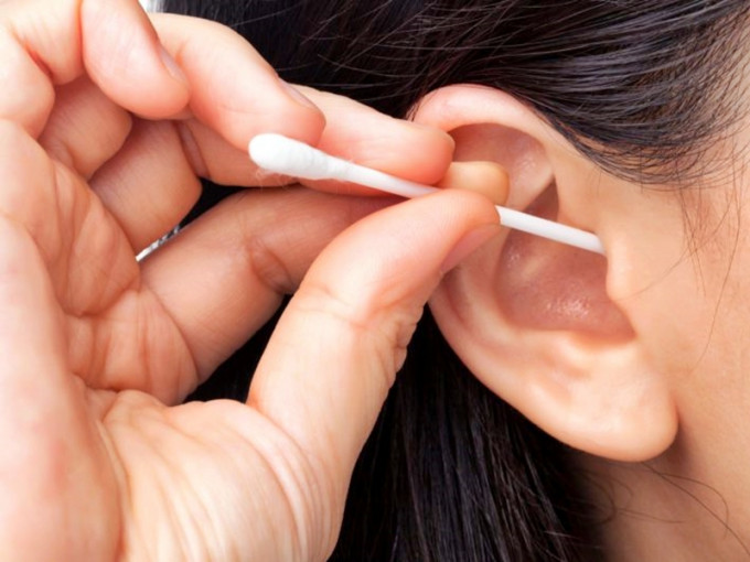 自行清理耳屎可能将耳屎越推越入，甚至令耳道发炎。网图