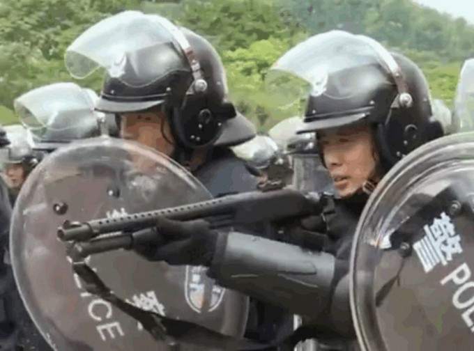 深圳灣體育中心在去年有近萬名武警及大批軍車聚集。網圖