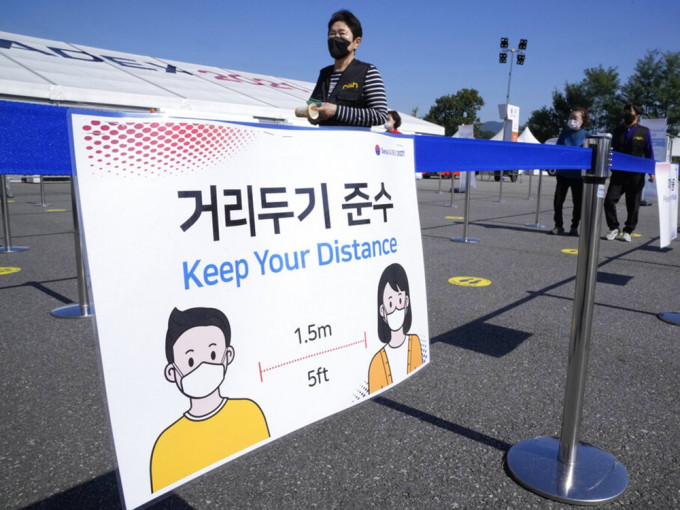 南韩拟下月采「病毒共存」防疫模式。AP