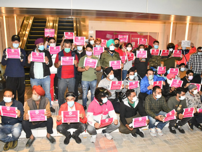 70多名員工在九龍灣一間Pandamart外聚集抗議。