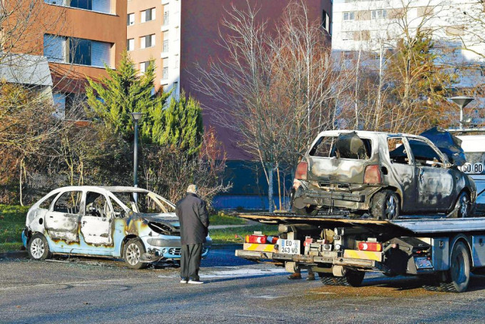 ■法國斯特拉斯堡在元旦日遭縱火焚毀的汽車。
