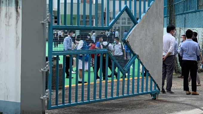 学生疏散到球场。刘汉权摄