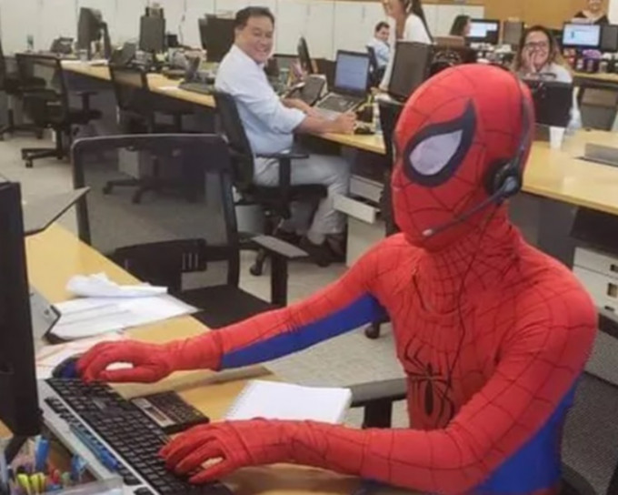 巴西一银行职员离职日扮蜘蛛侠。网图