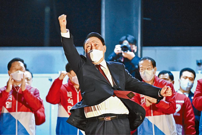 尹锡悦昨日凌晨在首尔党总部外庆祝胜选。　