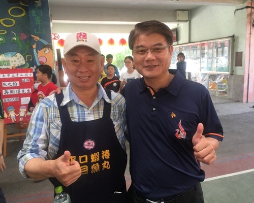 鱼蛋伯伯吴明道（左）20年前向台南市消防局第一大队长丁春能（右）借两万元。网上图片