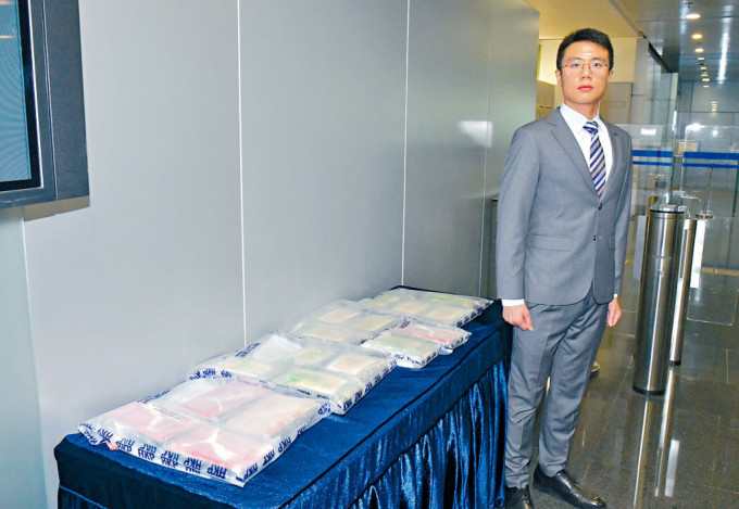 毒品調查科高級督察羅啟賢講述警方破獲公屋毒品儲存倉詳情。